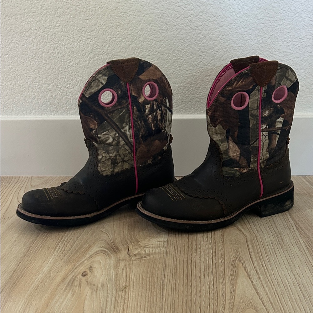 Women’s Brown Camo Pull-On Cowboy Boots with Pink Accents